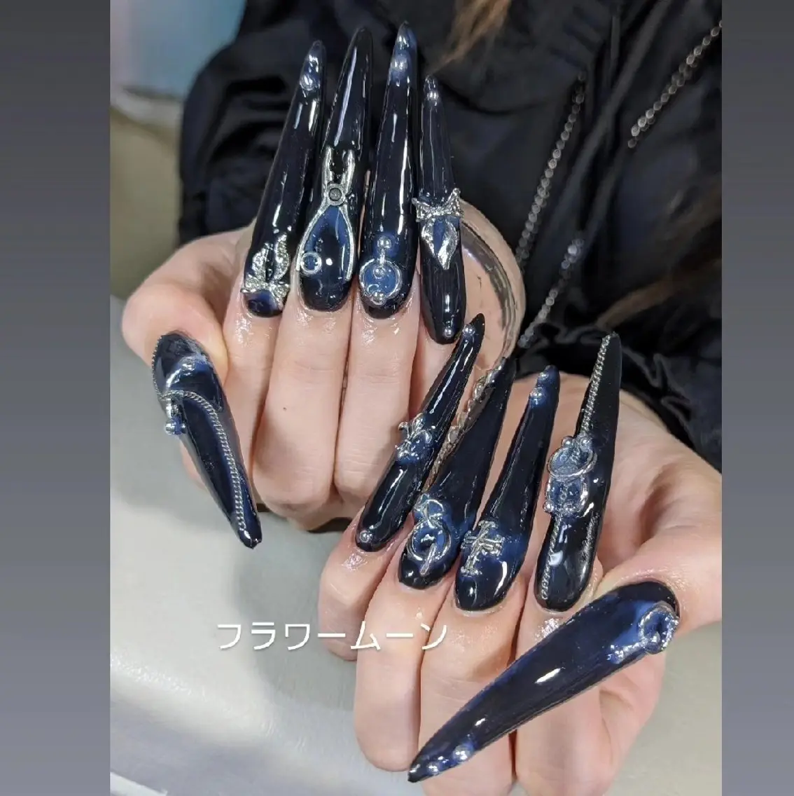 ネイル ワンカラーネイル フラワー ムーンのネイルデザイン