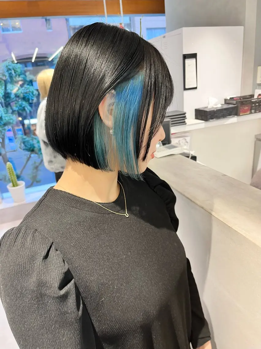 ショート カラー 前下がりボブ ブルーカラー デザインカラー ダブルカラー ハイトーンカラー カット デザインカラー 小西勇次のヘアスタイル