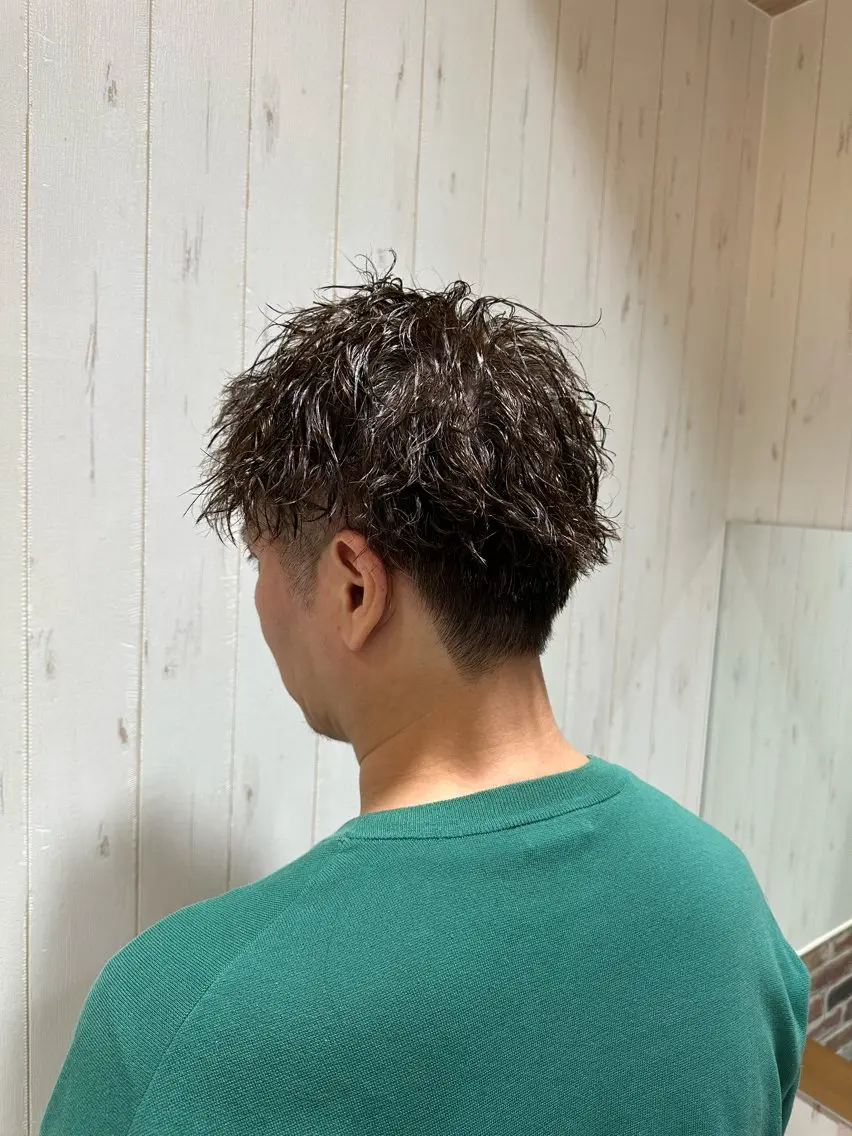 ショート パーマ メンズ メンズブリーチ ダウンパーマ メンズハイライト メンズインナーカラー メンズ韓国風 パーマ 中嶋 紘夢のヘアスタイル