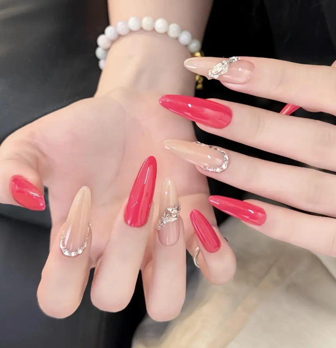 ネイル アートネイル 長さ出し ジェルネイル ガーリー キラキラネイル Genie Mika Nailsのネイルデザイン