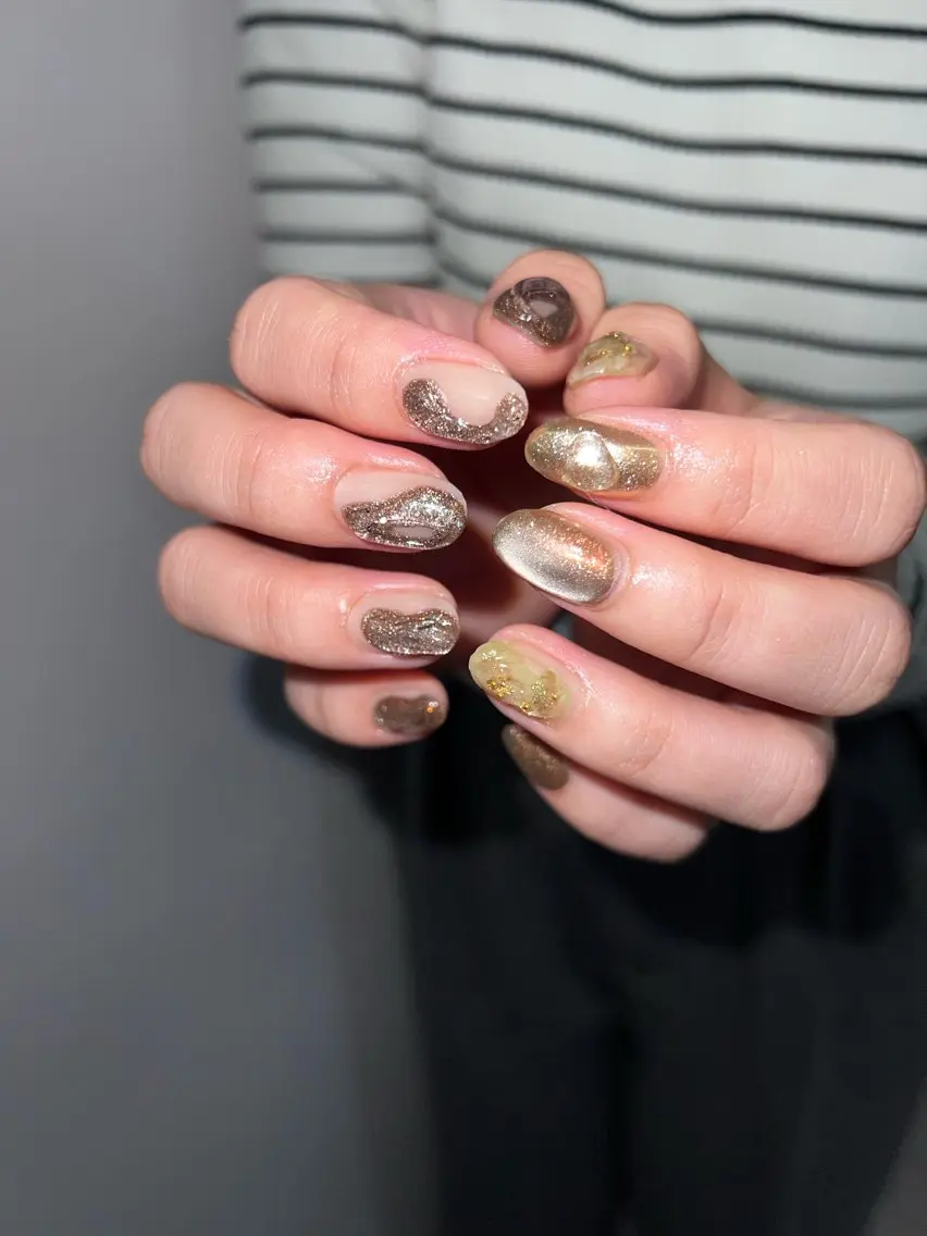 ネイル ブラウン ジェルネイル ゴールド マグネットネイル ニュアンスネイル ハンドネイル ハンドケア Bana_ Nailのネイルデザイン