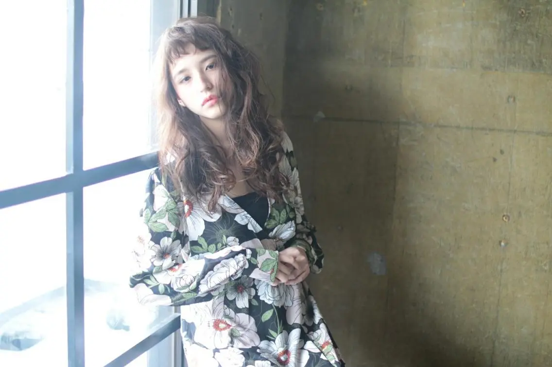 ロング パーマ カラー 岩出 俊のヘアスタイル