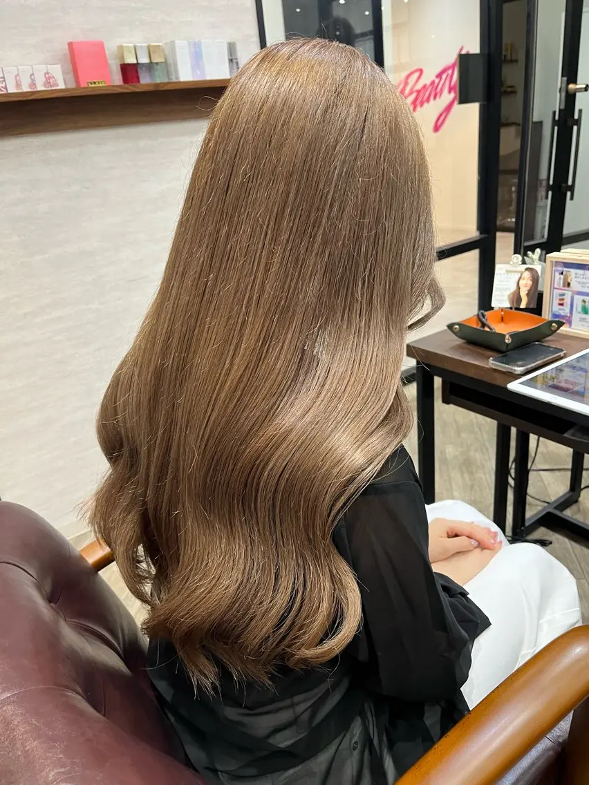 ロング カラー ベージュカラー ブリーチ ミルクティーベージュ 🫧ぷる艶カラー🫧 Yuubi🦩のヘアスタイル