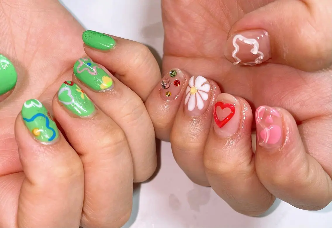 ネイル VIERU 🌈🎀💖のネイルデザイン