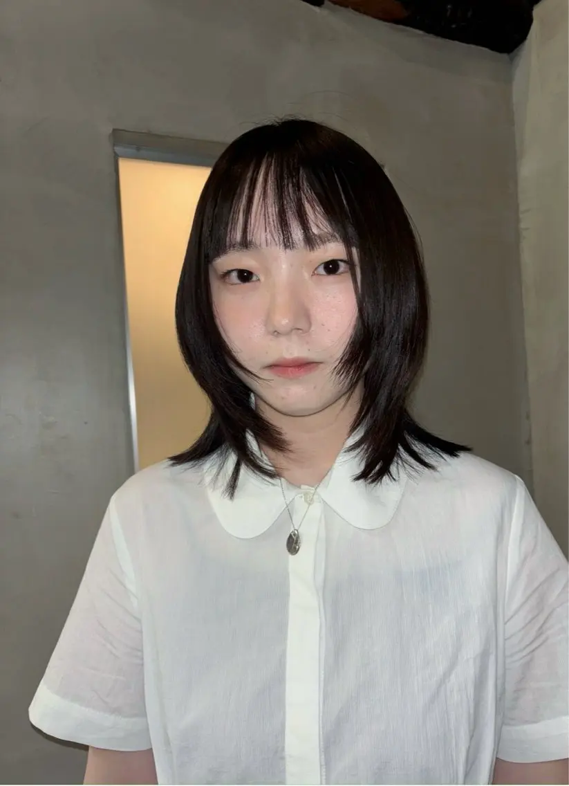 ミディアム カラー 艶ブリーチカラー 美髪ストレートのヘアスタイル