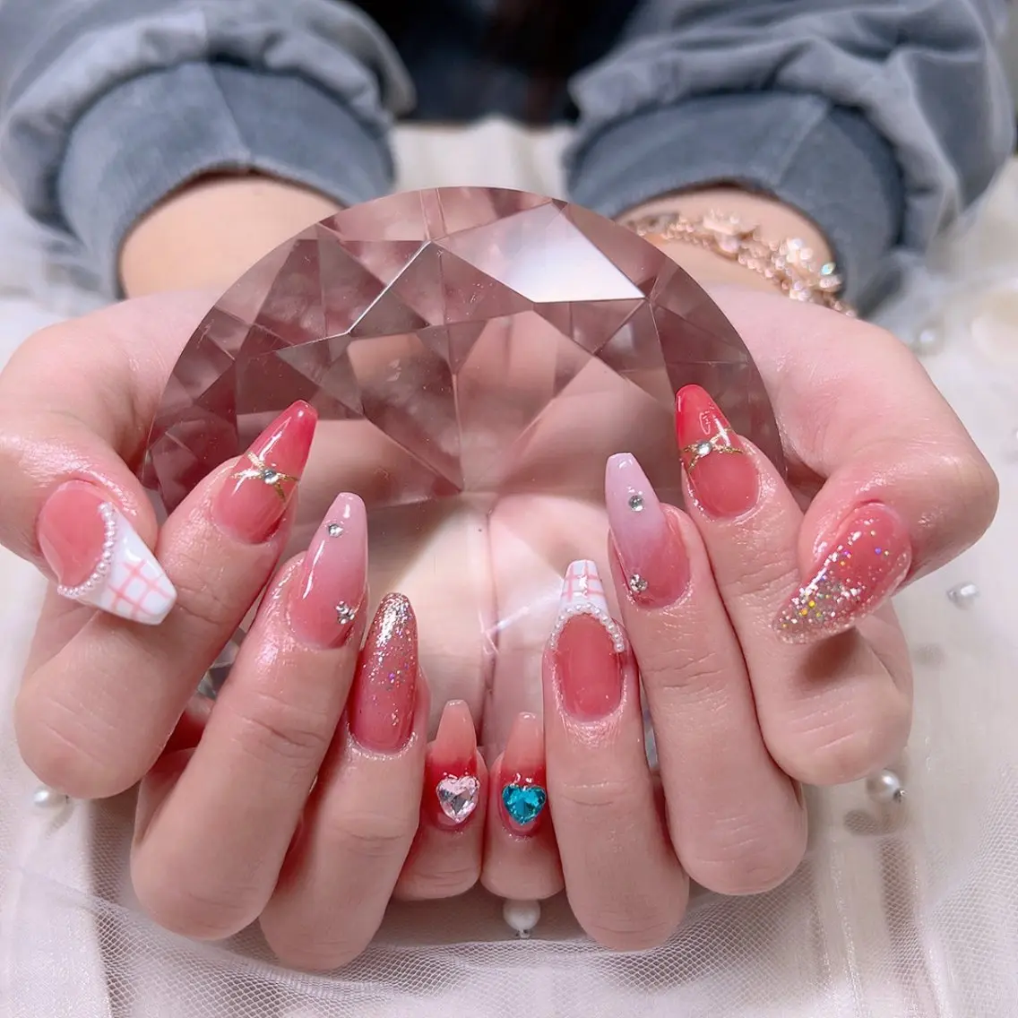ネイル チークネイル フレンチネイル グラデーション ラメ(グリッター) ラメグラデーション Cute Tips nailのネイルデザイン