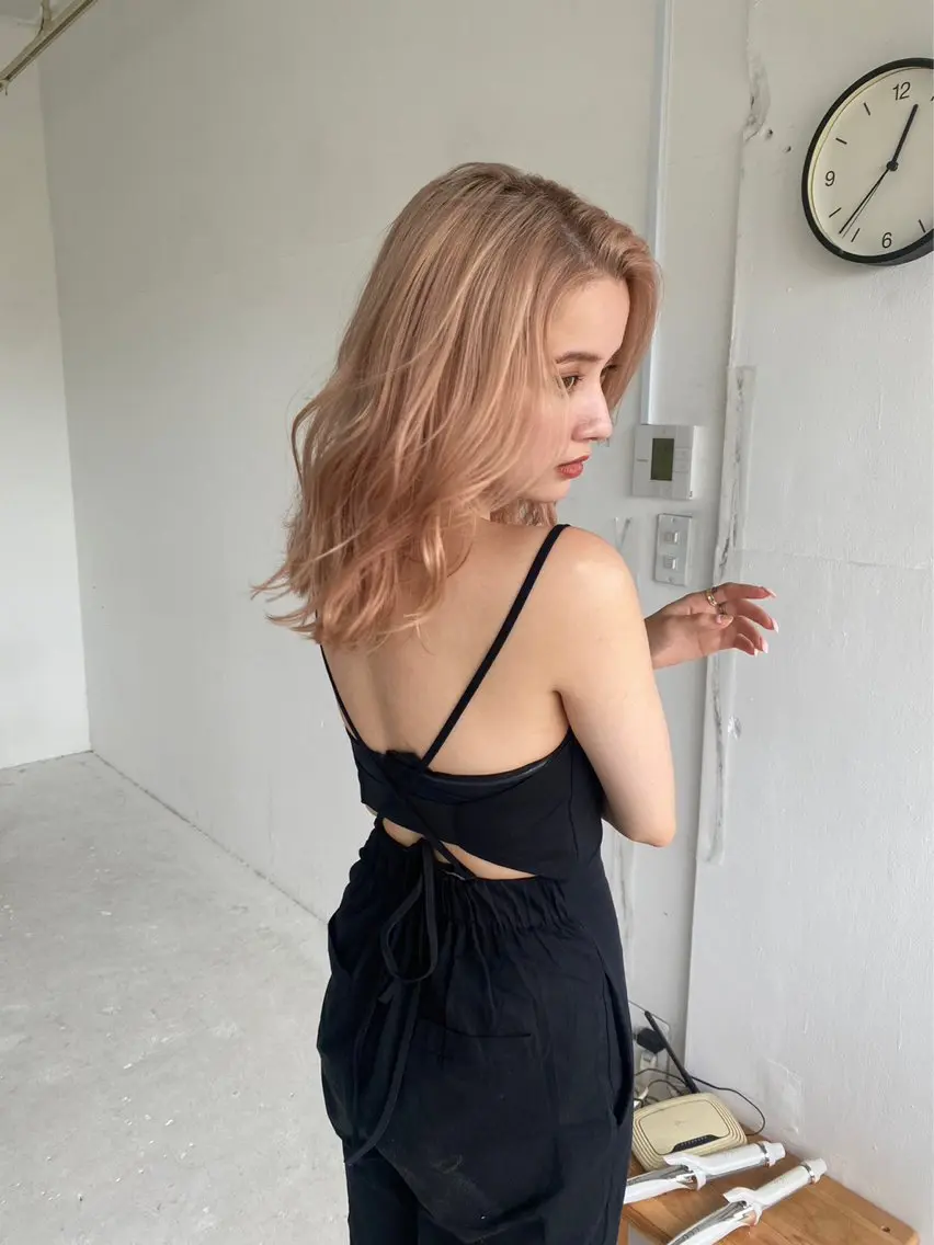 ミディアム カラー ベージュカラー ブリーチ デザインカラー ピンクカラー ピンクベージュ ARISA 学芸大学/海外ヘアのヘアスタイル