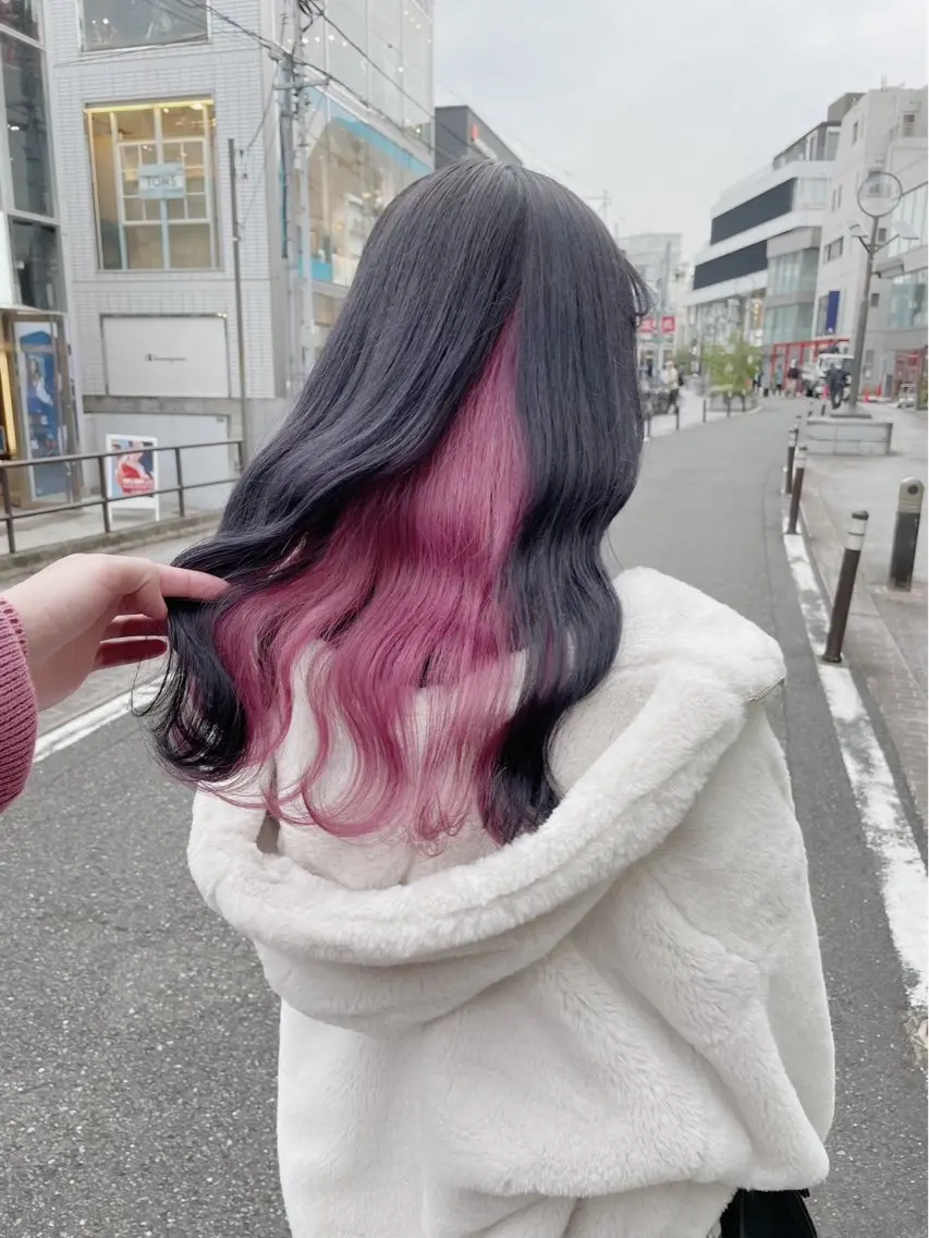 セミロング カラー メンズ メンズバレイヤージュ メンズブリーチ メンズハイライト メンズハイトーン メンズインナーカラー ヘアカラー トリートメント ☁️かずき☁️青.紫 推し活カラー🌈のヘアスタイル