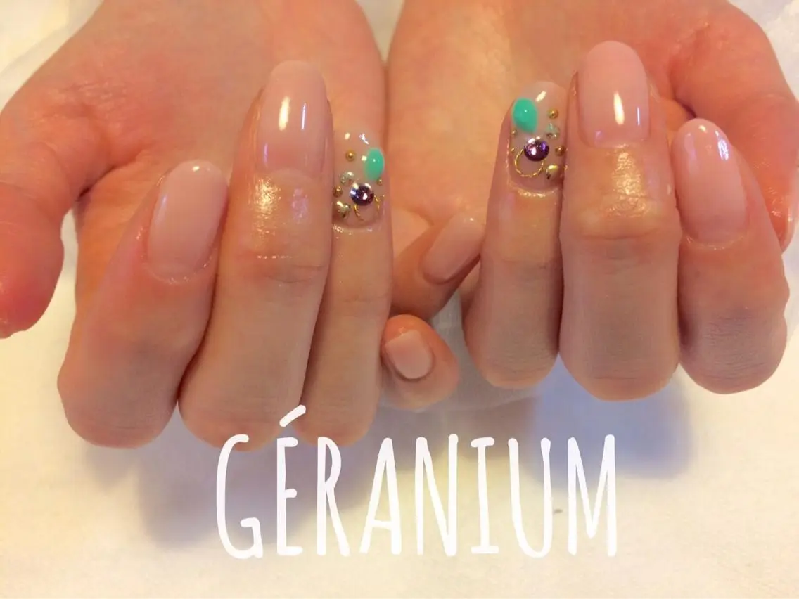 ネイル グラデーション ストーンネイル GéRanium Harukaのネイルデザイン