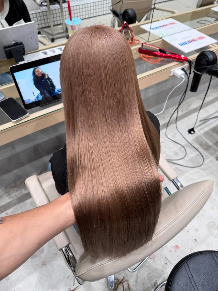 ロング カラー ブリーチ 透明感カラー ハイトーンカラー ヘアカラー ハイトーン/複雑履歴 /ブリーチ/縮毛矯正のヘアスタイル