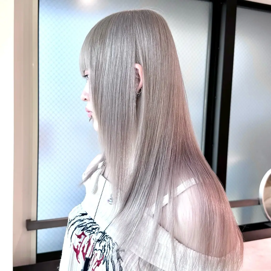 ロング カラー シルバー ホワイトシルバー ヘアカラー ヒビキ/モテ×愛され /ブリーチ特化のヘアスタイル