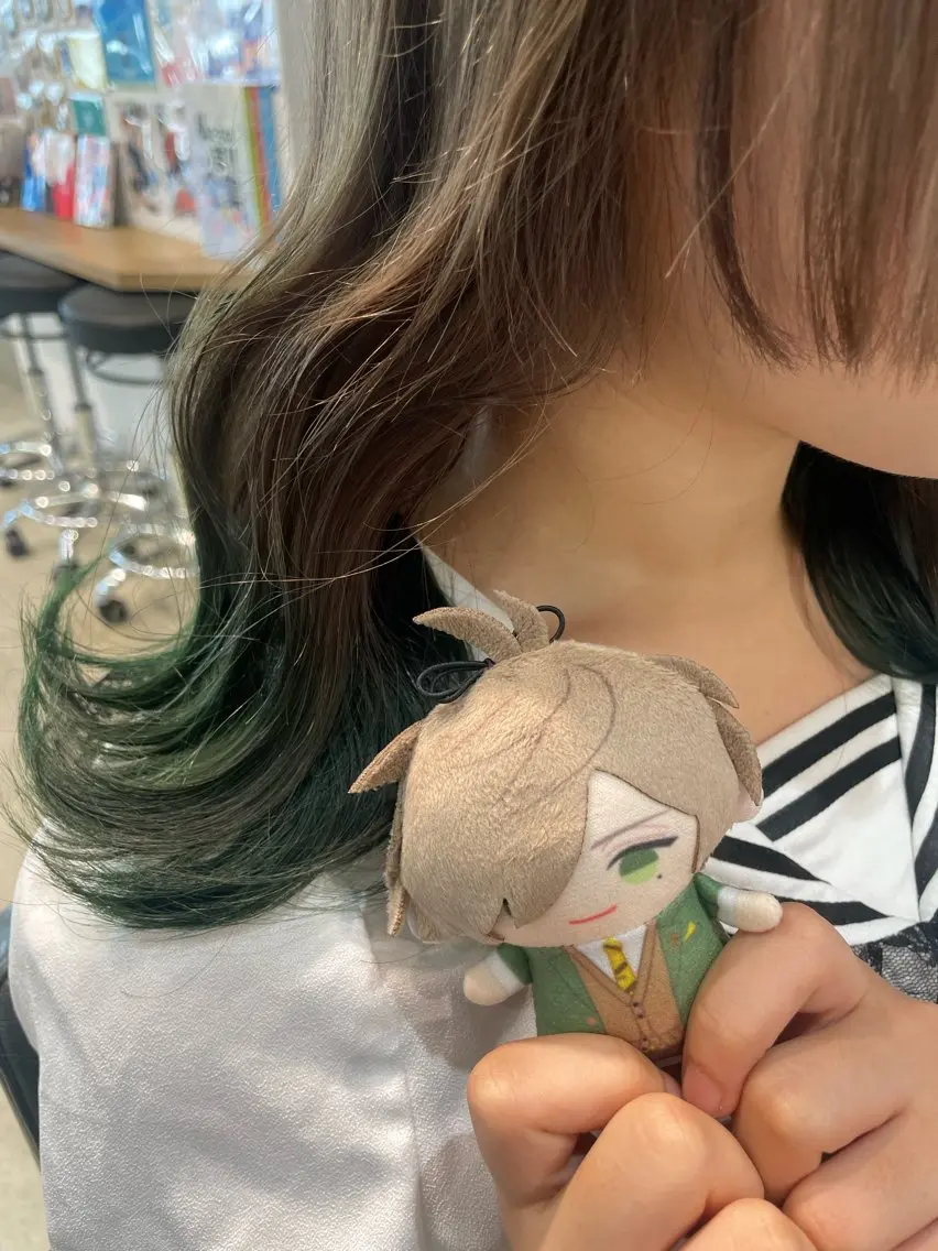 セミロング カラー ヘアカラー トリートメント インナーカラー 推し ブリーチ 髪質改善のヘアスタイル