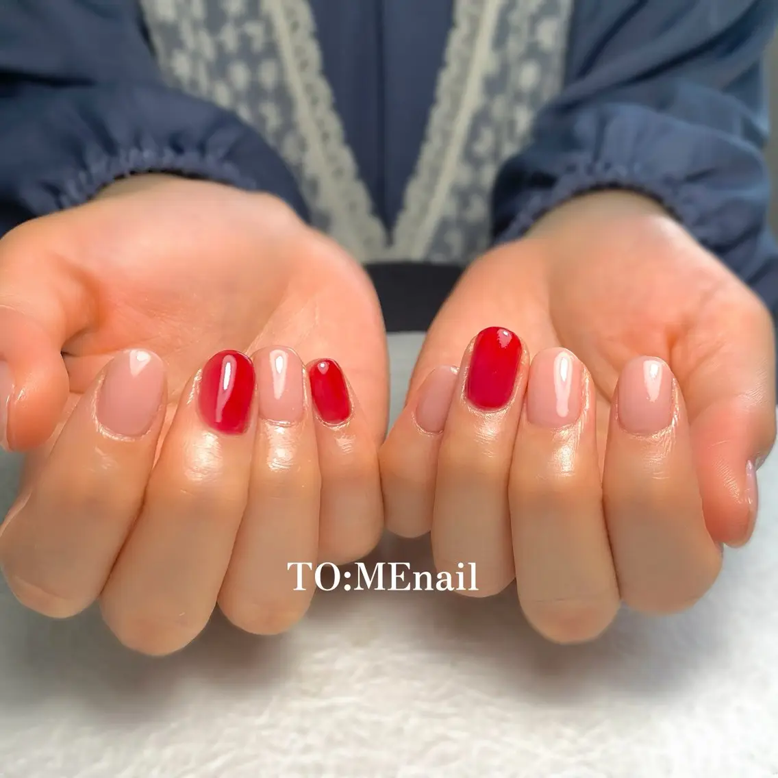 ネイル フットネイル オフィスネイル ワンカラーネイル 赤色 ショートネイル ハンドネイル 💌TO:ME トゥーミーネイル🌿のネイルデザイン