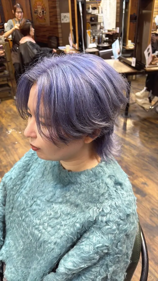 カラー メンズ センターパート メンズハイトーン ハイトーンカラー メンズ特化シャドウパ ーマラウンドマッシュのヘアスタイル