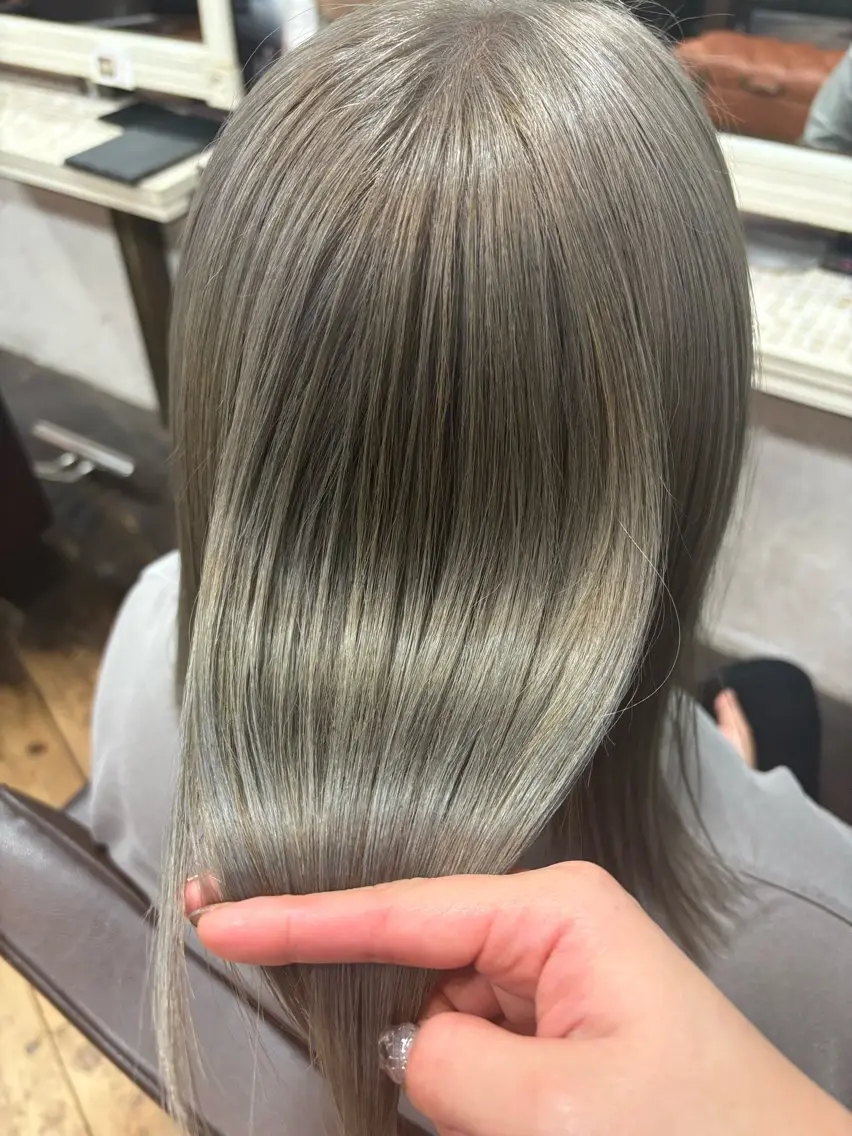 セミロング カラー ブリーチ ヘアカラー トリートメント 武内 愛璃のヘアスタイル