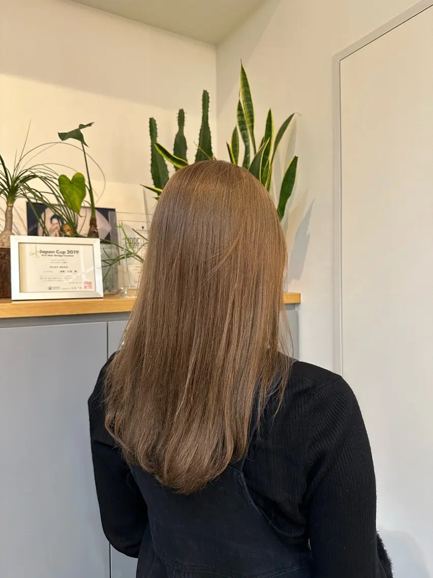カラー ベージュカラー ブリーチ ミルクティーベージュ 加藤 利奈のヘアスタイル