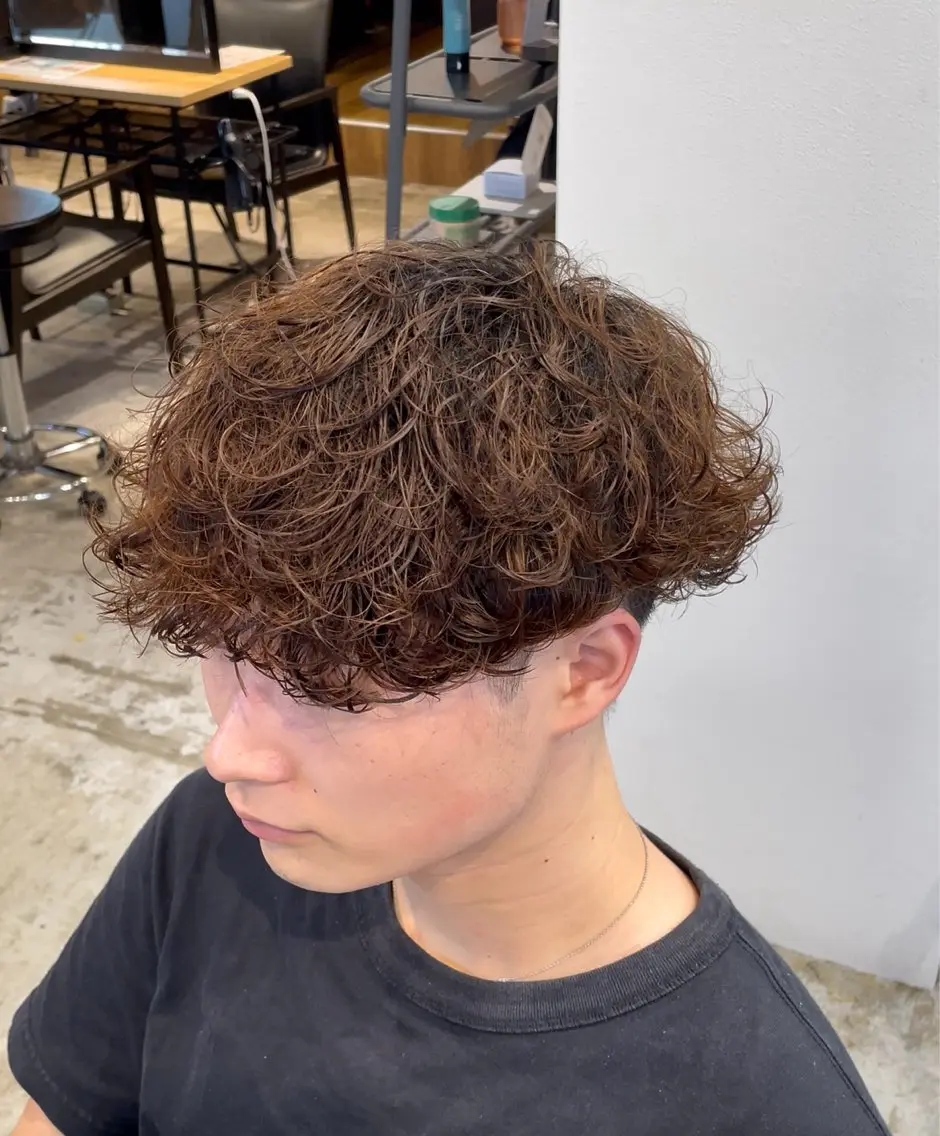 ショート カラー パーマ メンズ メンズパーマ 波巻きパーマ ブラウンカラー スパイラルパーマ カット ヘアカラー パーマ 梅田💥Cut/ Perm💥ふみのヘアスタイル