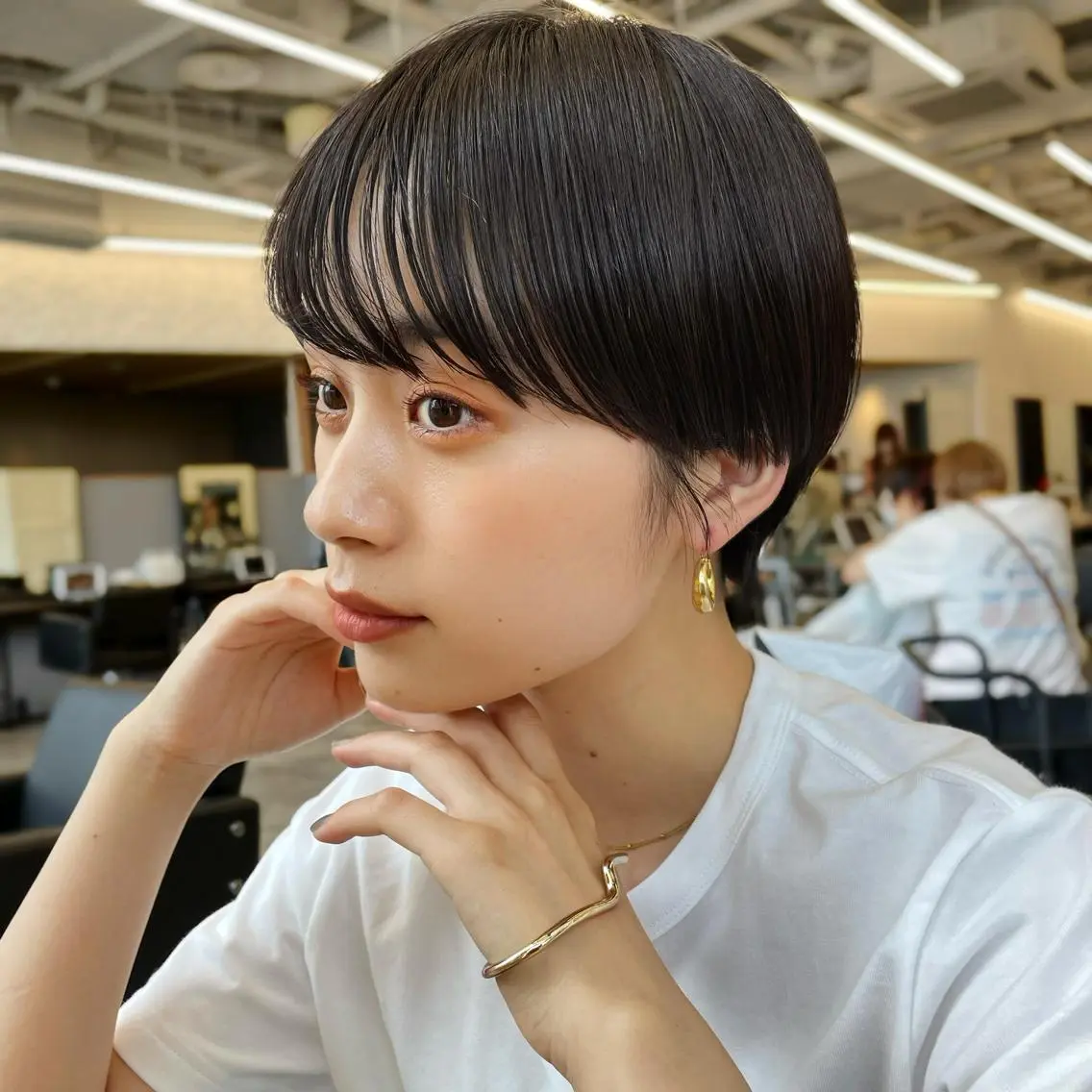 ショート カラー ダークグレー ショートヘア レイヤーカット/透 明感カラー/西田祐賀のヘアスタイル