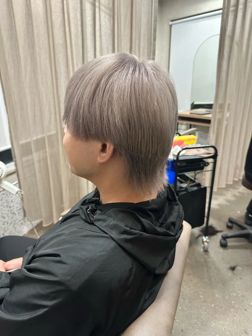 ミディアム カラー メンズ メンズブリーチ メンズハイトーン メンズウルフカット ベージュカラー ブリーチ TELA HAIR 副代表RIKUのヘアスタイル