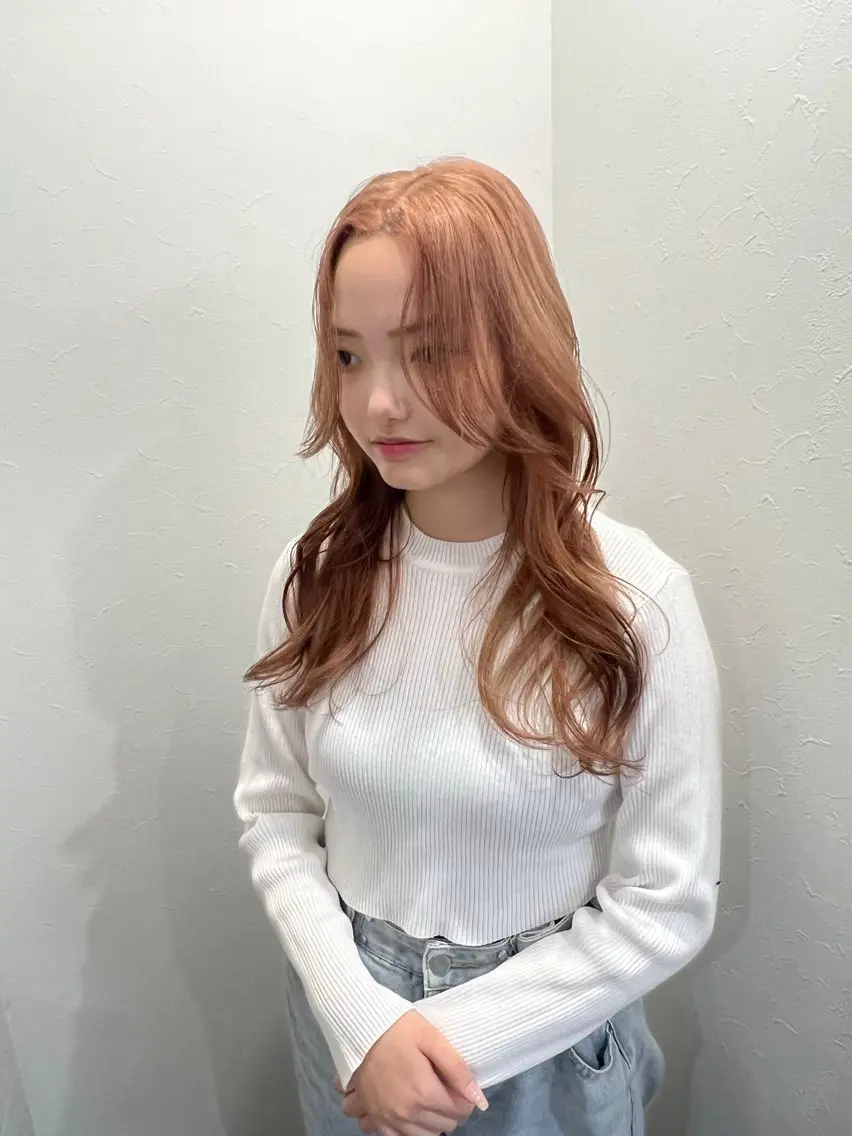 ロング カラー ベージュカラー ブリーチ デザインカラー ダブルカラー イヤリングカラー ヘアカラー アオリ/韓国風 ハイトーン/レイヤーのヘアスタイル