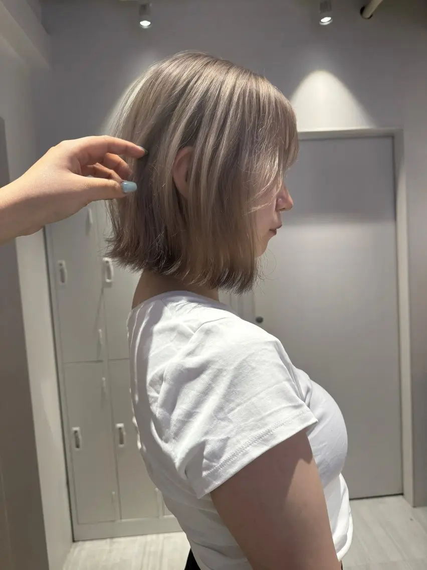ショート カラー ベージュカラー ブラウンカラー ホワイトベージュ ヘアカラー トリートメント Ami/艶カラー/ レイヤー/ハイトーンのヘアスタイル
