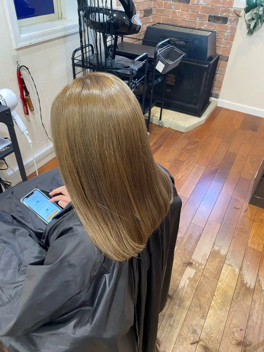 セミロング カラー ブリーチ グレージュ ミルクティーグレージュ ブリーチなしカラー 髙﨑 優翔のヘアスタイル