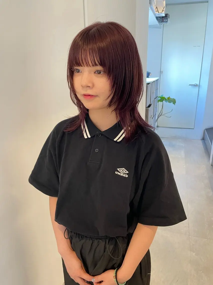 ミディアム カラー ボルドーカラー ピンクカラー レッドカラー 顔まわりレイヤー レイヤーカット カット ヘアカラー トリートメント MIU/ルーツカラー 顔まわりレイヤーのヘアスタイル