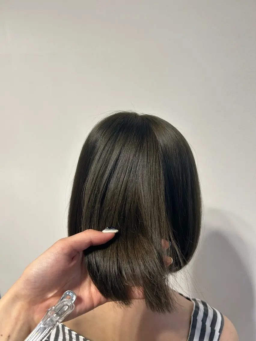 ショート カラー ベージュカラー ブリーチ 透明感カラー オリーブベージュ Kurumi リトル渋谷のヘアスタイル