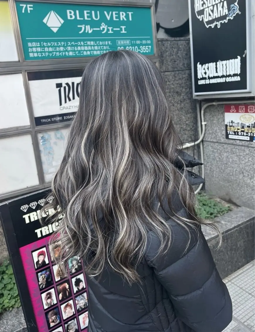 ロング カラー ダークグレー ダークグレージュ グレージュ ハイライトカラー ハイライト ヘアカラー トリートメント 指名数No.1 /NAOYAのヘアスタイル