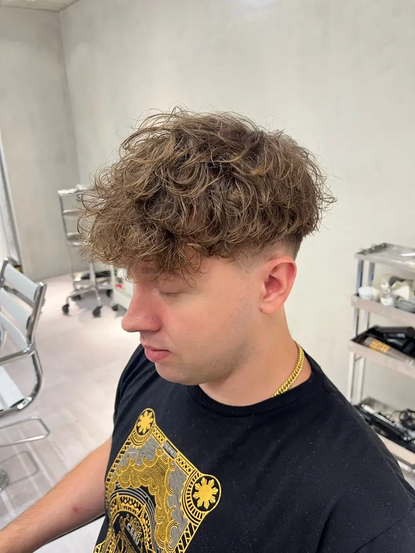 ショート パーマ メンズ ⚡メンズパーマフ ェードカットTomyのヘアスタイル