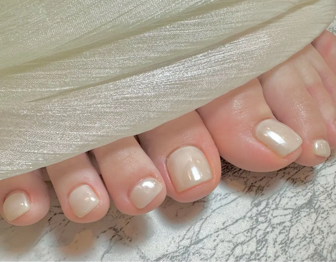 ネイル オーロラネイル ミラーネイル ホワイト フットネイル NISHIOKA FUKUMIのネイルデザイン