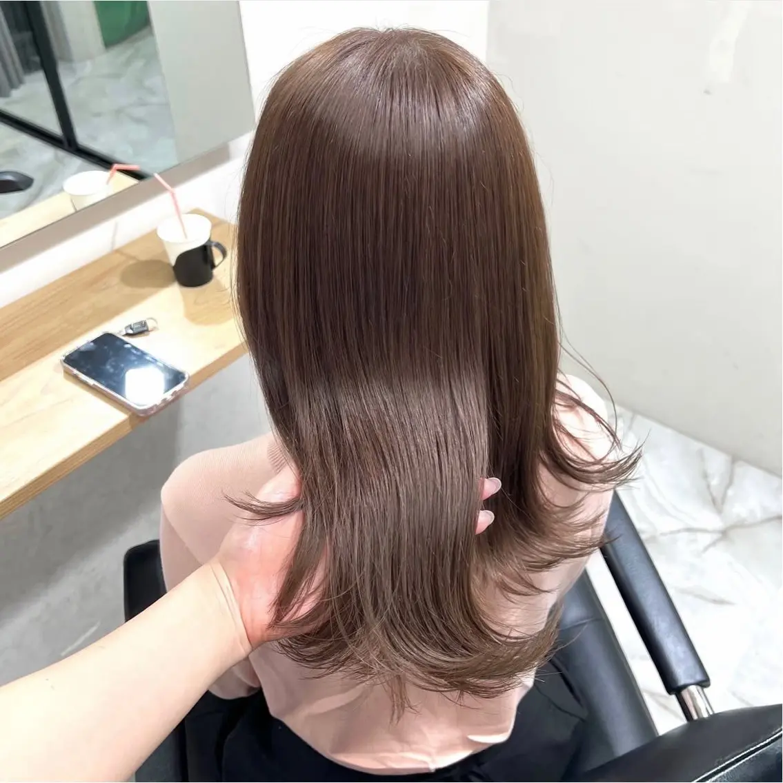 ミディアム カラー ベージュカラー ブリーチ ミルクティーベージュ ブリーチなしカラー 前川 朋香のヘアスタイル