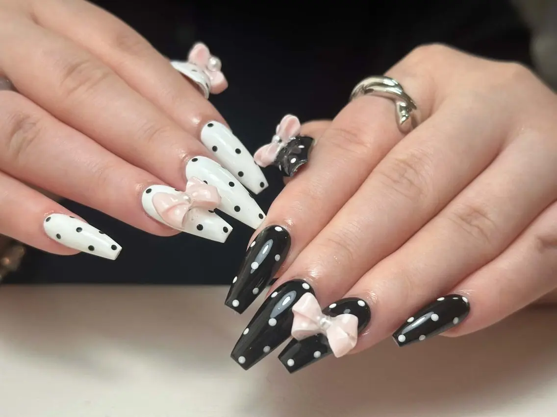 ネイル チークネイル ドット フレンチネイル グラデーション 韓国ネイル ハンドネイル Lisa Nail Salonのネイルデザイン