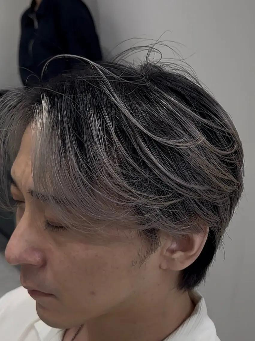 カラー メンズ メンズバレイヤージュ センターパート バレイヤージュ シルバー ホワイトシルバー カット ヘアカラー トリートメント メンズ縮毛矯正 /町田/木村悠月のヘアスタイル