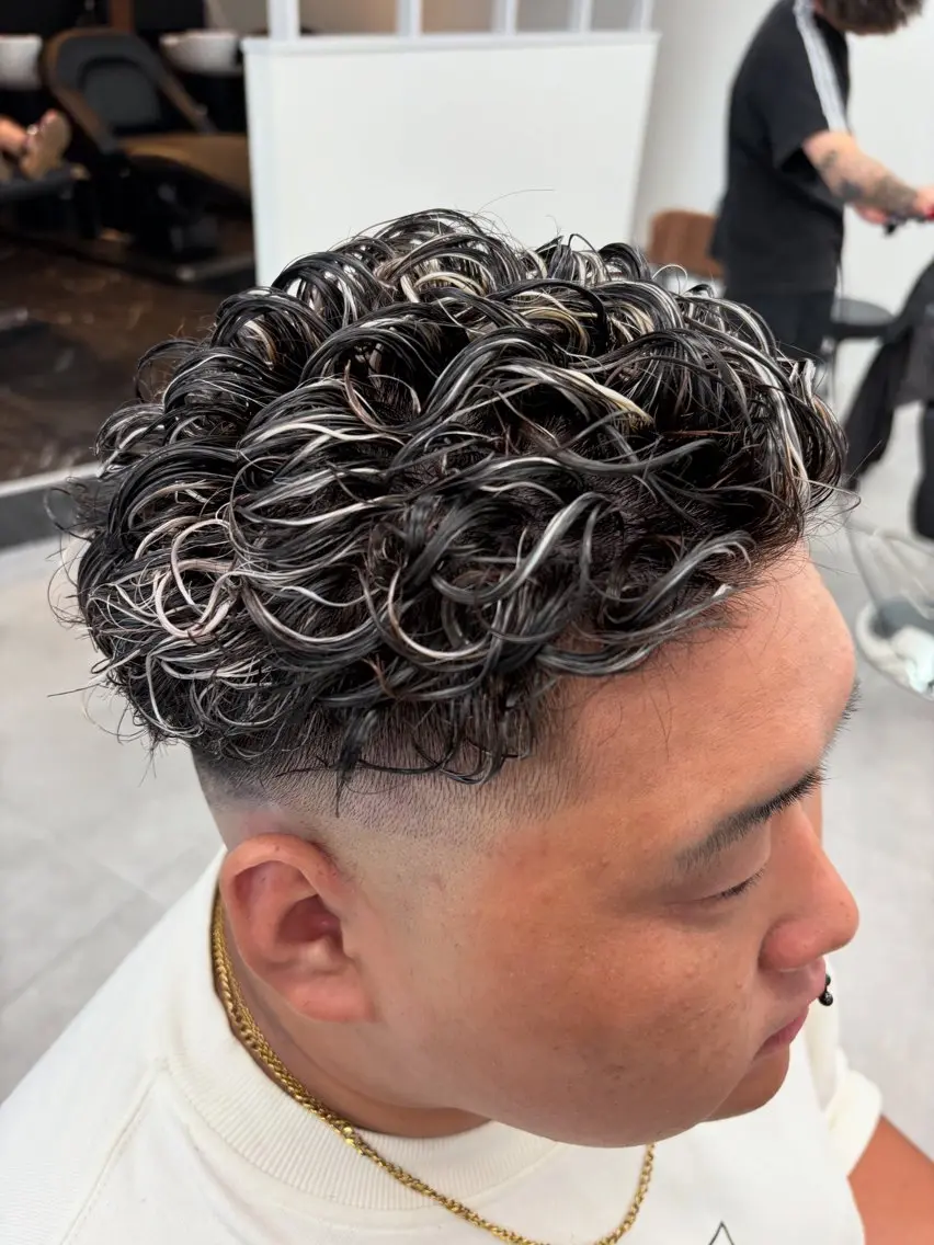カラー メンズ フェードカット メンズメッシュ メンズパーマ スキンフェード メッシュ カット ヘアカラー 土屋 竣奨のヘアスタイル