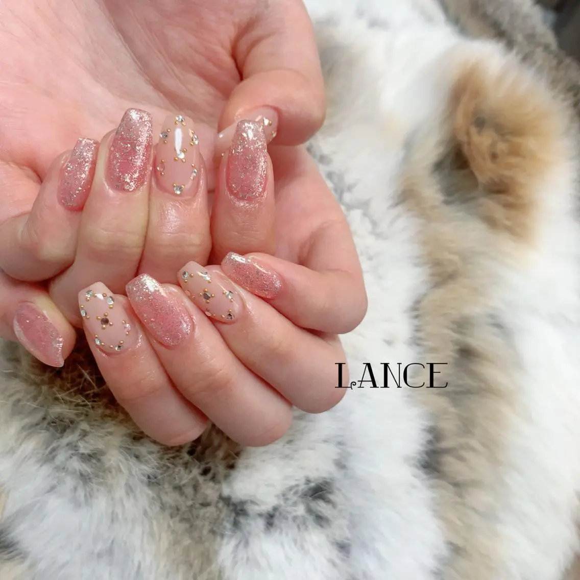 ミディアム ネイル オーロラネイル フレンチネイル キラキラネイル ワンホンネイル 冬ネイル ハンドネイル Lance nailのネイルデザイン