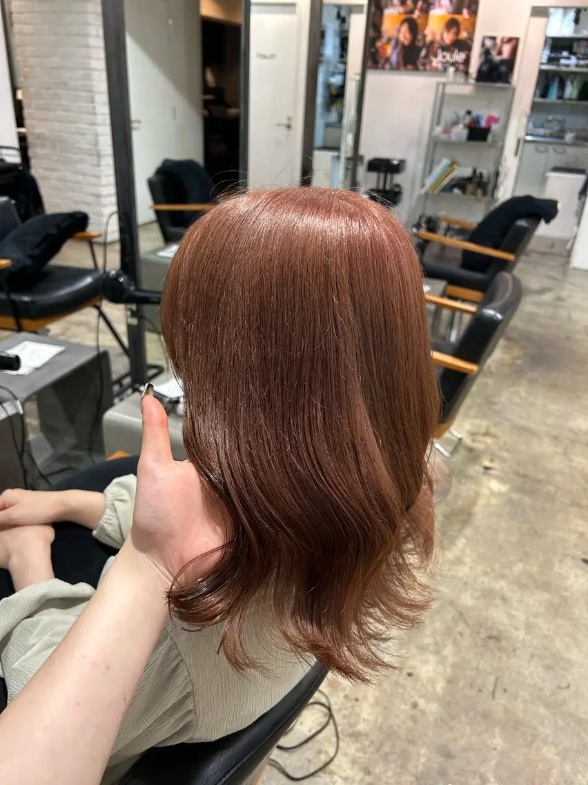 セミロング カラー ブリーチ オレンジ ピンクカラー 羽成 優衣菜のヘアスタイル