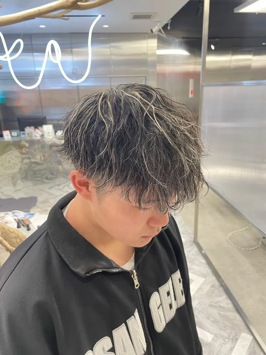 ショート カラー パーマ メンズ メンズメッシュ メンズパーマ メンズツイストパーマ 波巻きパーマ メッシュ カット ヘアカラー パーマ フェザーショート⚡️ REONのヘアスタイル