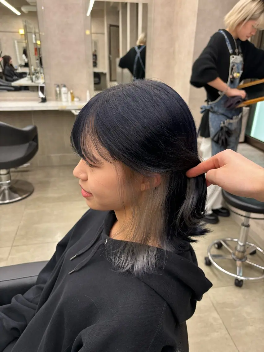 ミディアム カラー イヤリングカラー シルバー 抜け感レイヤー︴ ニュアンスカラーのヘアスタイル