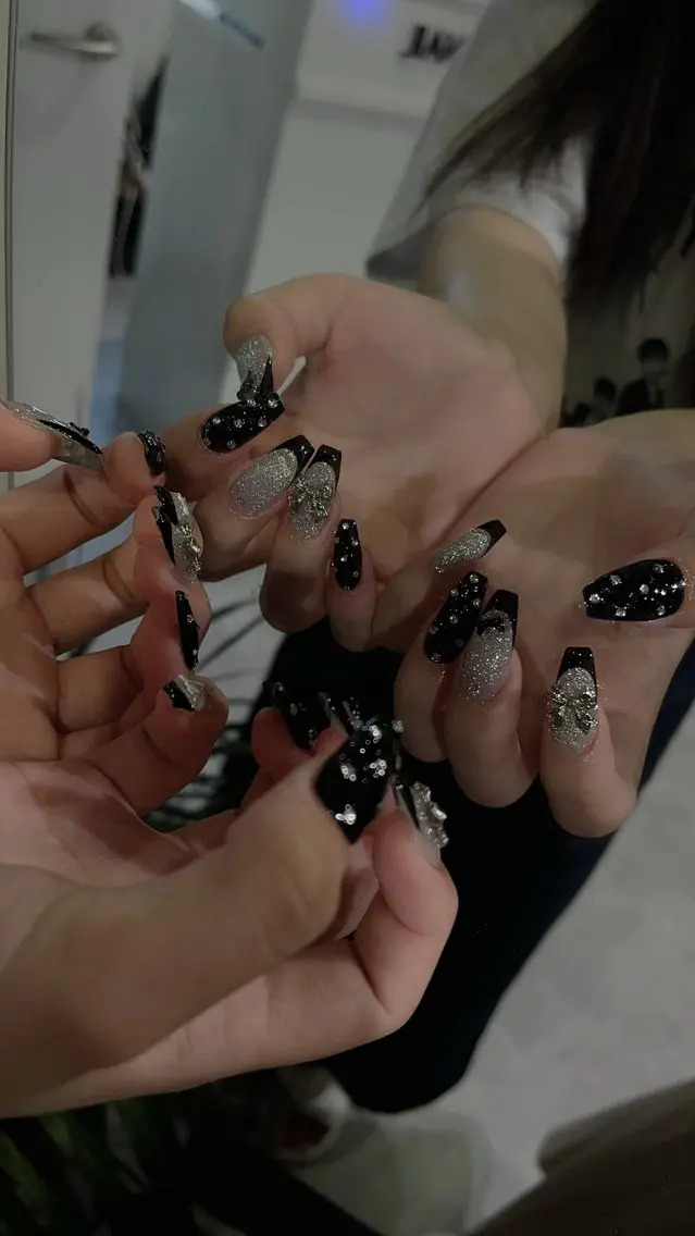 ネイル フラッシュネイル フレンチネイル キラキラネイル リボン ハンドネイル SHE Nailのネイルデザイン