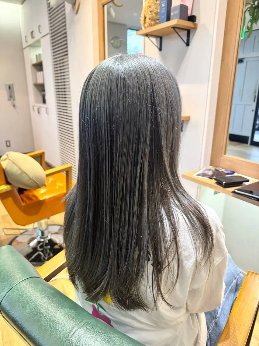ロング カラー アッシュ ヘアカラー トリートメント ツキダテ ユイのヘアスタイル
