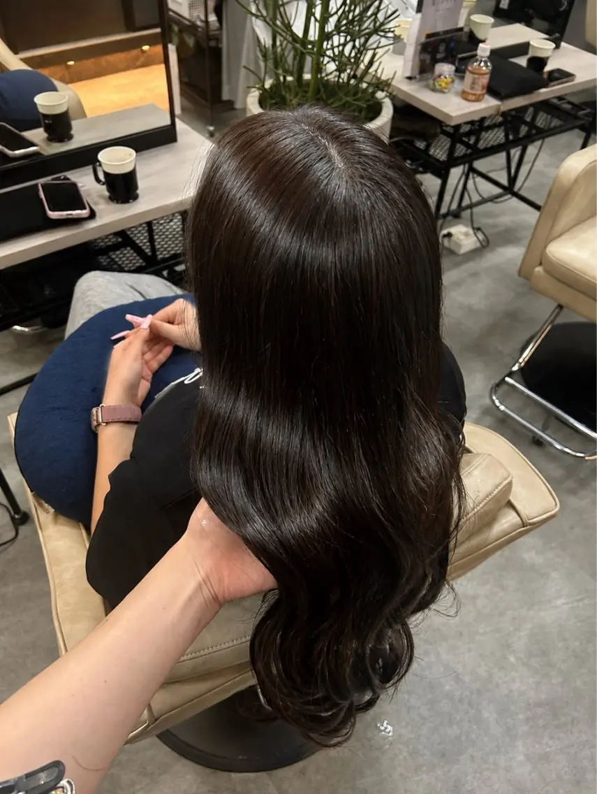 ロング カラー ブリーチ ブラウンカラー 羽成 優衣菜のヘアスタイル