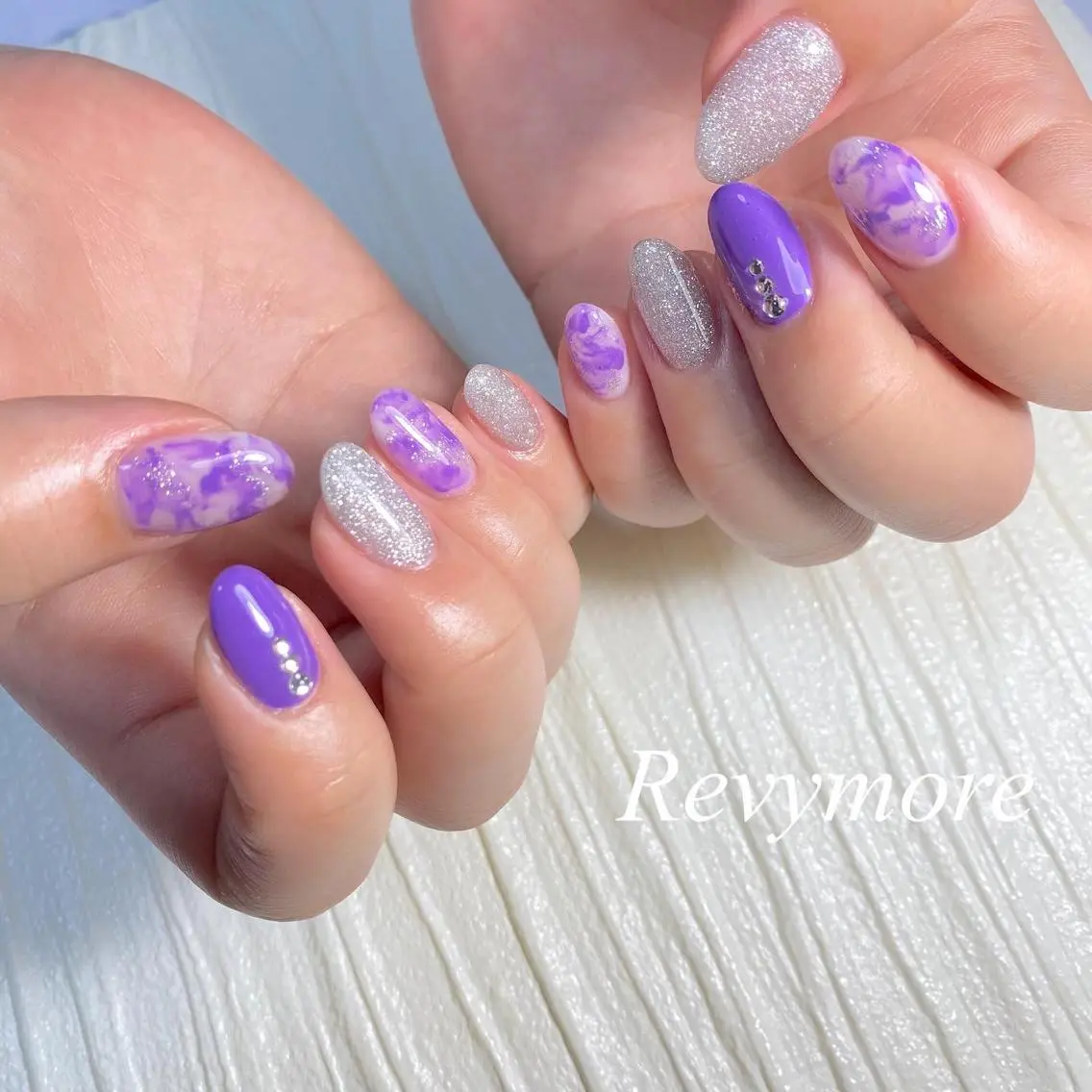 ショート ネイル パープルカラー 韓国風ヘア ジェルネイル キラキラネイル 韓国ネイル nail salon Revymoreのネイルデザイン