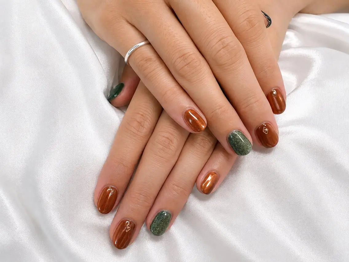 ネイル ブラウン ゴールド グリーン キラキラネイル VI NAILのネイルデザイン