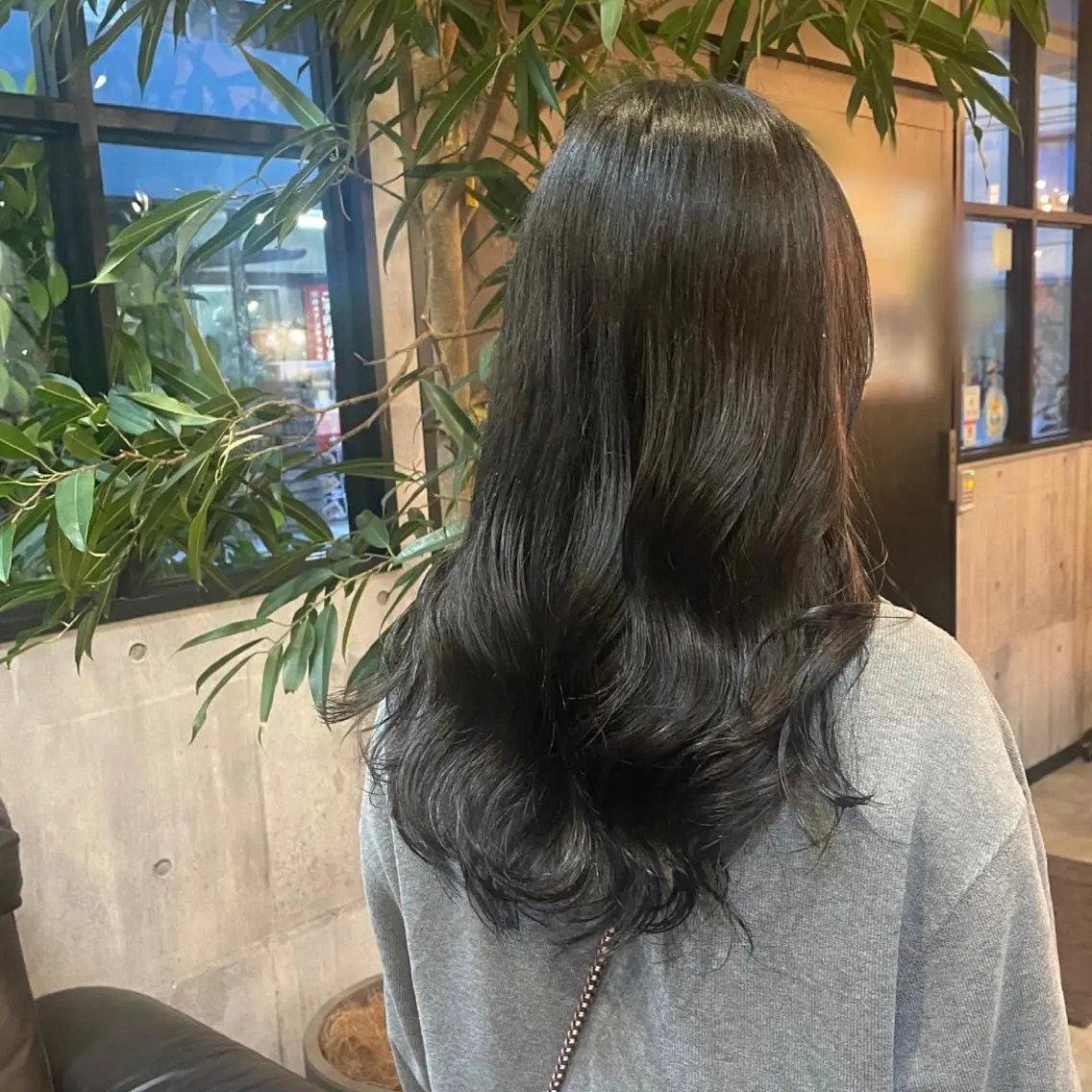 カラー 黒髪 ブルーカラー ブルーブラック ヘアカラー トリートメント 竹内 春奈のヘアスタイル