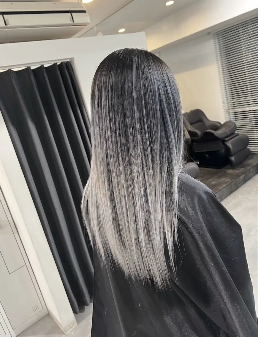 セミロング カラー バレイヤージュ シルバー ホワイトシルバー レイヤーカット 指名数No.1 /NAOYAのヘアスタイル