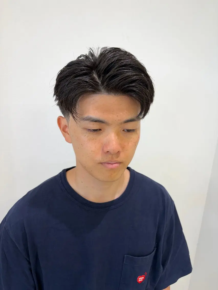 メンズ アップバング フェードカット フェザーパーマ メンズパーマ 学生(メンズ向け) カット スパイキーショート/ ピンパーマ特化のヘアスタイル