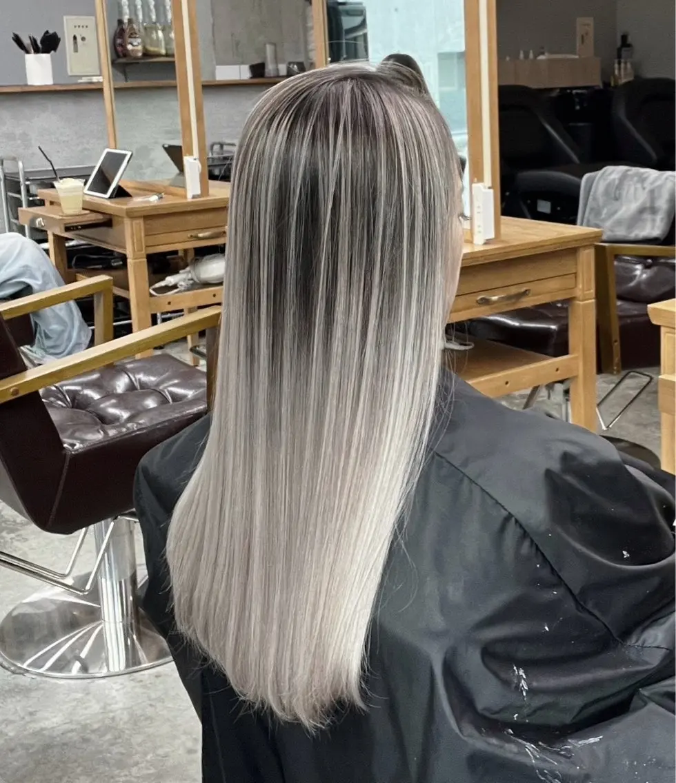ロング カラー バレイヤージュ シルバー ホワイトシルバー レイヤーカット ヘアカラー トリートメント 指名数No.1 /NAOYAのヘアスタイル
