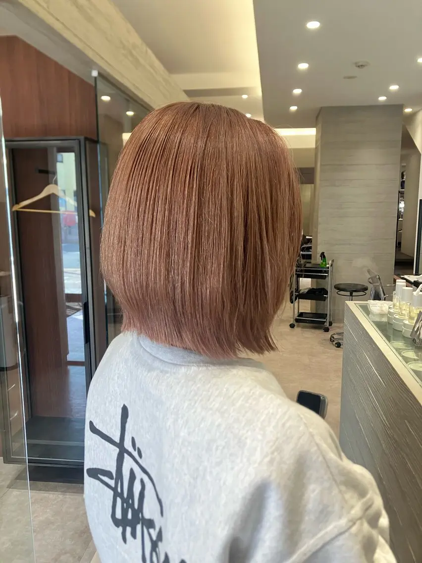 ショート カラー ベージュカラー ブリーチ ボブ くびれヘア カット ヘアカラー サキ🤍ハイトーン 🪩レイヤーカットのヘアスタイル