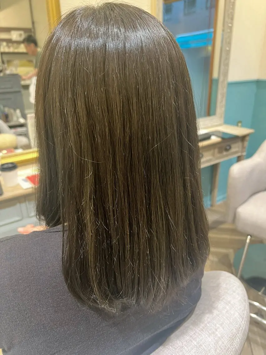 セミロング カラー ベージュカラー 透明感カラー オリーブベージュ カット ヘアカラー 城 梨音のヘアスタイル